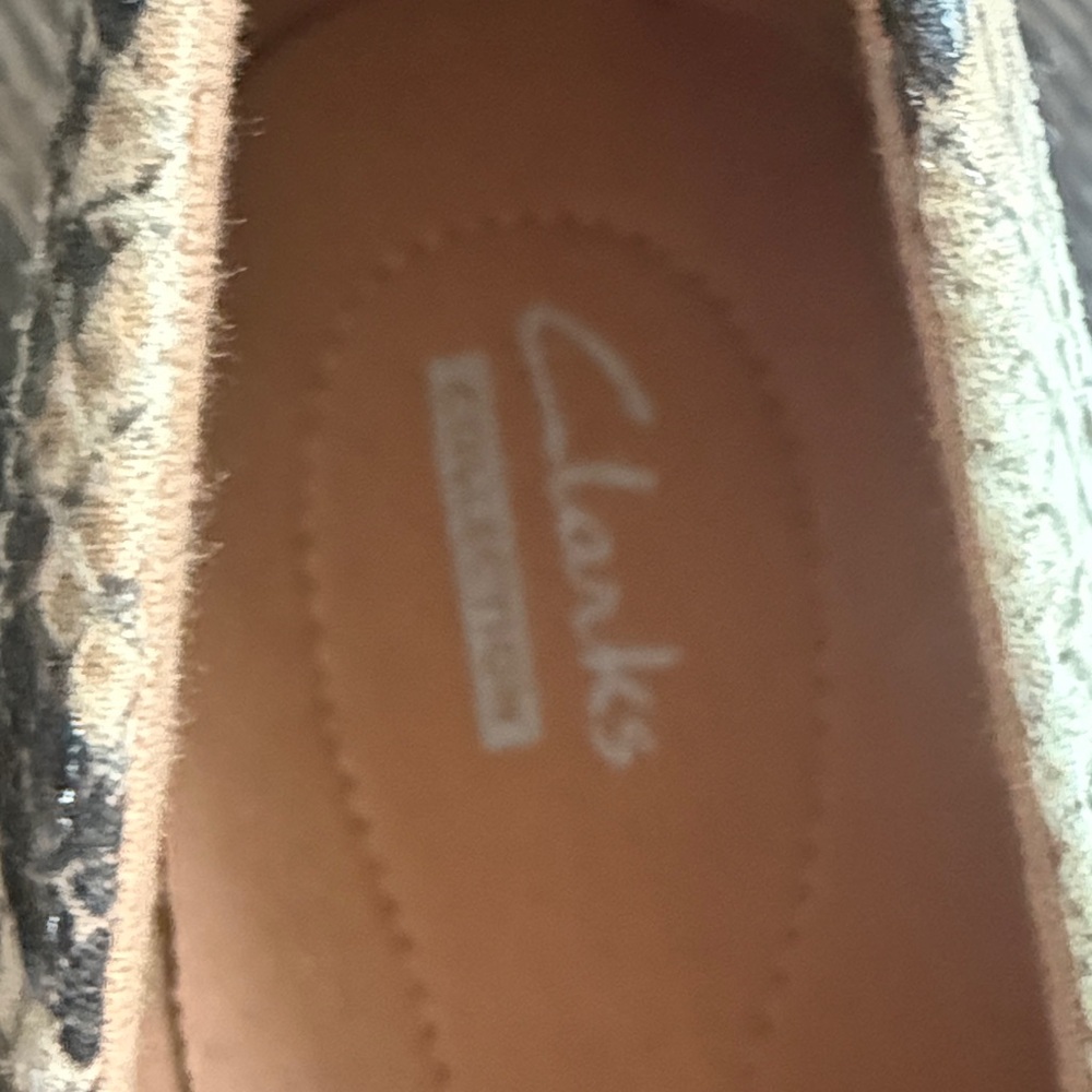 Clarks Women’s Snakeskin Embossed Slip-On Loafers NWOT 7 - Picture 3 of 8